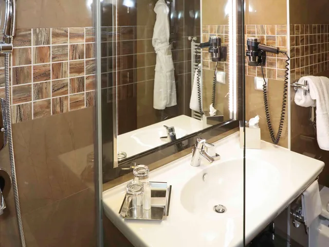 Junior Suite, King Bed, Sofa, Living Area, Hot Tub, Lane Side, Movenpick Hotel Sarajevo 3/3