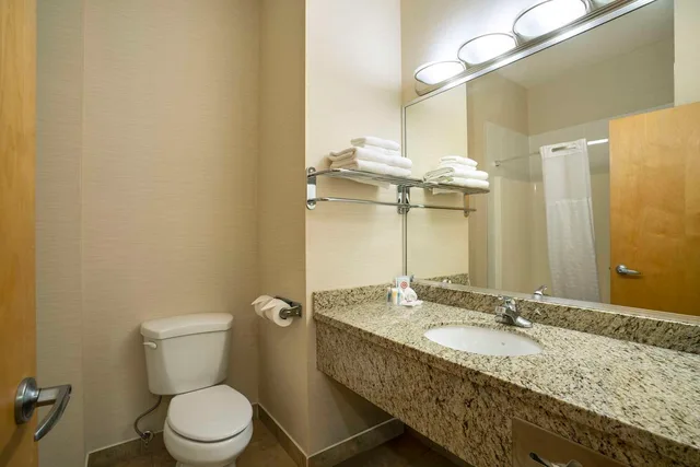 غرفة بسريرين كوين، Comfort Inn & Suites Surrey 2/2