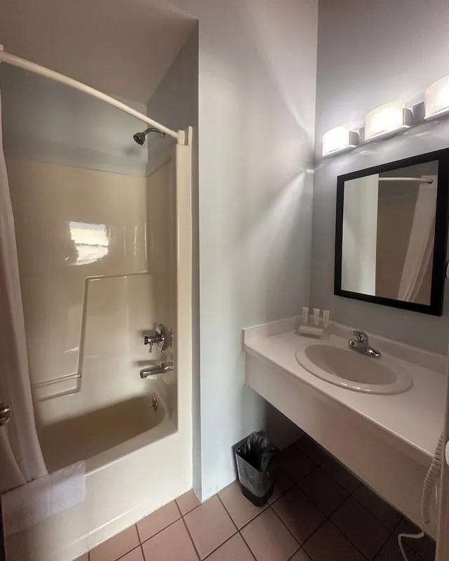 جناح بسرير كينج مع أريكة، Pictured Rocks Inn & Suites 9/9
