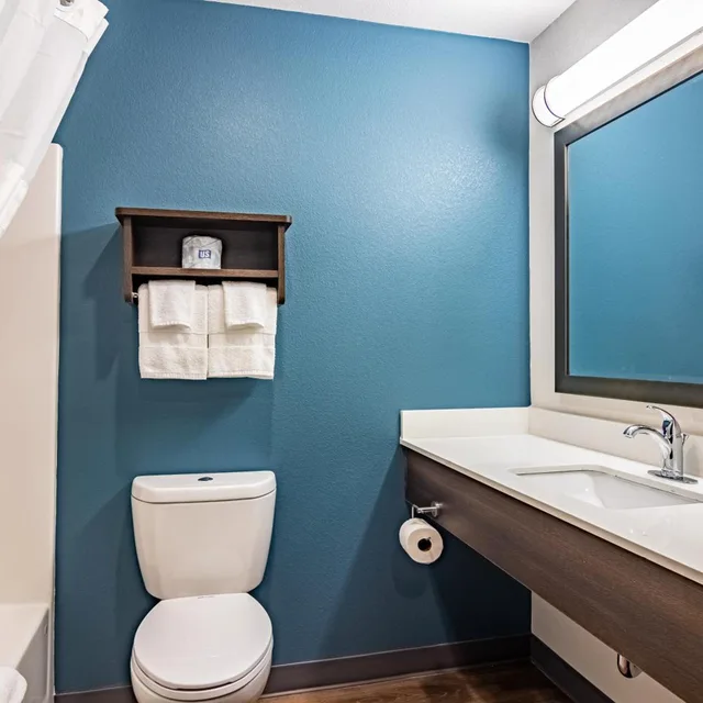 غرفة بسرير كوين مع أريكة، WoodSpring Suites Toledo Maumee 2/5