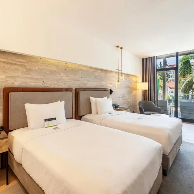 غرفة بسريرين منفصلين بإطلالة على البحر، DoubleTree by Hilton Antalya-Kemer All-Inclusive Resort 4/9
