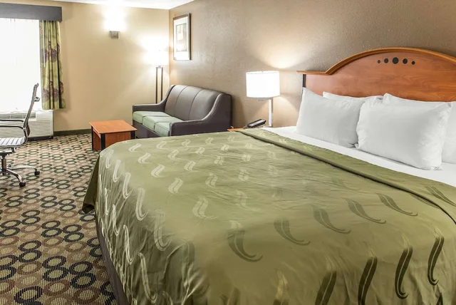 غرفة قياسية بسرير كينج، Quality Inn & Suites Columbus West - Hilliard 6/10