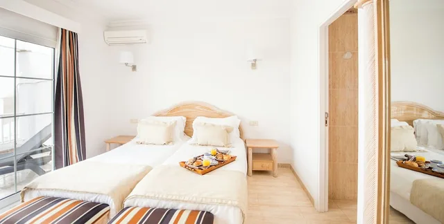 شقة بسريرين منفصلين بشرفة بغرفتي نوم مع أريكة، Ona Village Cala D Or 6/10
