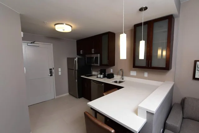 استوديو بسرير كينج مع أريكة بحوض استحمام لذوي الإعاقة، Residence Inn by Marriott Nashville Downtown/Convention Center 8/8