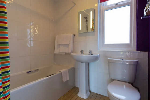 غرفة سوبيريور بسرير كينج، The Gables Guest House 2/2