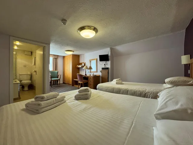 Economy, 1 Double and 1 Single Bed, Rear View، Chatsworth Hotel 1/1