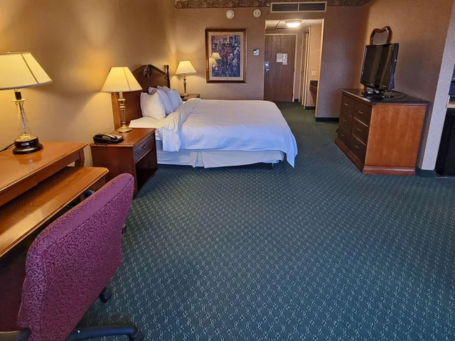 جناح بسرير كينج بغرفة نوم واحدة مع أريكة، Radisson Hotel Cedar Rapids, IA 2/7