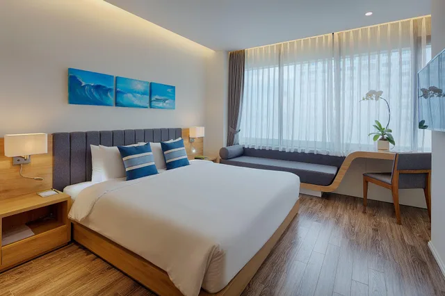 استوديو بسرير كينج بإطلالة جزئية على البحر مع أريكة، Parosand Danang Hotel 1/4