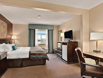 غرفة سوبيريور بسرير كينج مع أريكة، Wingate by Wyndham Pueblo 1/2