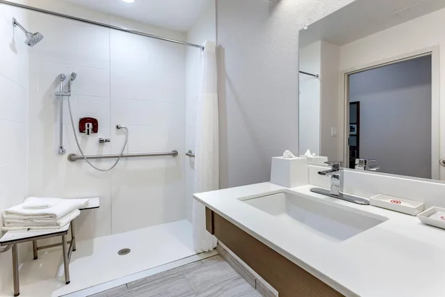 جناح بسرير كينج بغرفة نوم واحدة مع أريكة لذوي الإعاقة، Comfort Suites Scottsdale Talking Stick Entertainment District 8/9