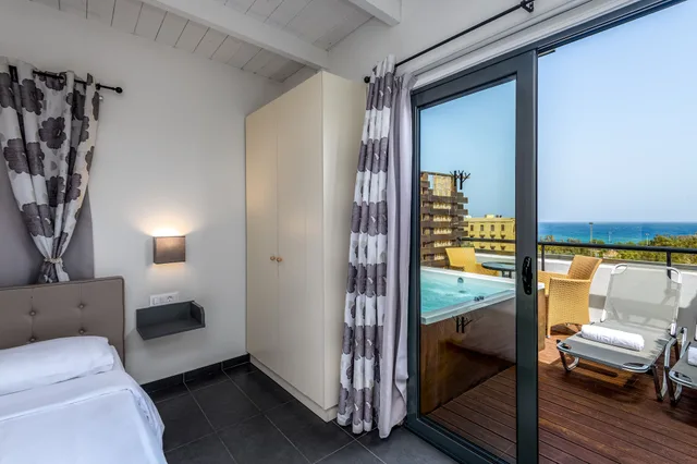 Panoramic, Suite, Queen Bed, Sofa, Outdoor Jetted Tub، City Center Hotel 4/7