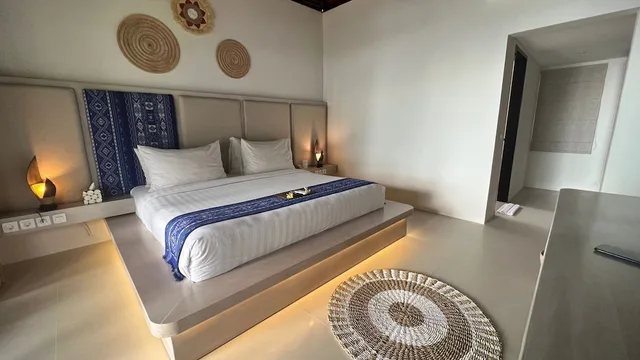غرفة بسرير كينج بإطلالة على البحر، Living Asia Resort Spa Lombok 2/3