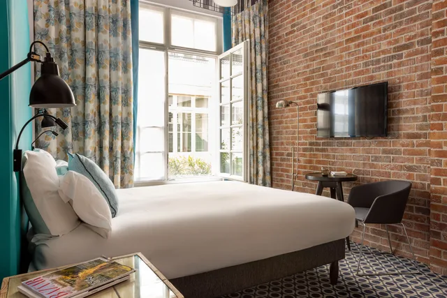 غرفة كلوب، Hotel Fabric 2/3