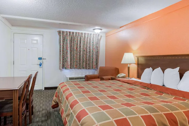 غرفة بسرير كينج لذوي الإعاقة، Rodeway Inn Auburn Hills - Detroit 1/4