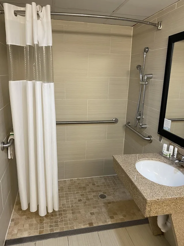 غرفة بسرير كينج لذوي الإعاقة، Ramada By Wyndham Rochelle Park Near Paramus 7/7