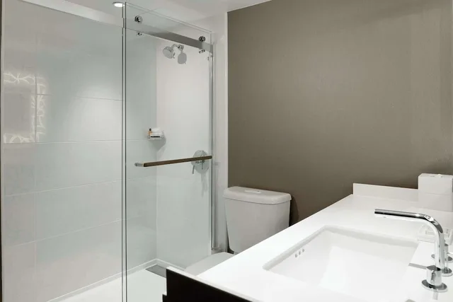 جناح بريميوم بسرير كينج بإطلالة على المدينة بغرفة نوم واحدة، Hilton Woodland Hills Los Angeles 7/7