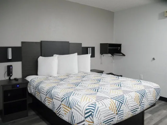 1 Queen Bed ADA/RI Shower/Nsmk/Kitchen، OYO 1000969 Studio6 Tacoma, WA - South 9/10