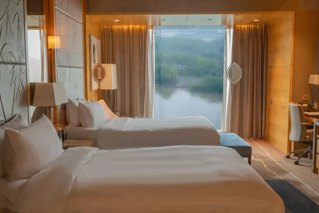 غرفة بريميوم بسريرين مزدوجين بإطلالة على النهر، Intercontinental Ningbo 1/6