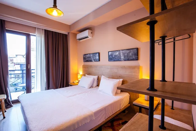 غرفة قياسية بسرير كوين بإطلالة على المدينة بشرفة، Hotel N16 3/7