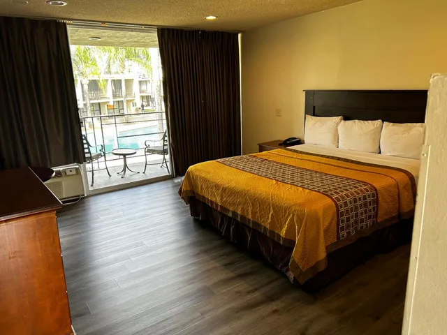 غرفة خارجية بسرير كينج، Valley Inn 1/8