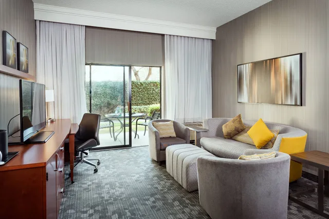 غرفة بسرير كينج مع أريكة، Courtyard by Marriott Stockton 3/8