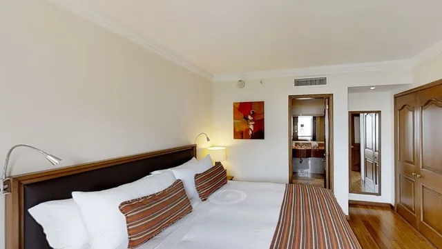 جناح جونيور بسرير كوين، InterContinental Cali 1/2