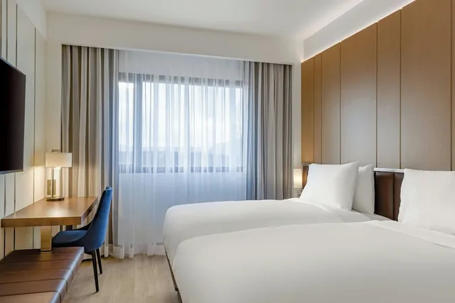 غرفة بسريرين منفصلين بإطلالة على المدينة، AC Hotel Saint-Julien-en-Genevois 1/2