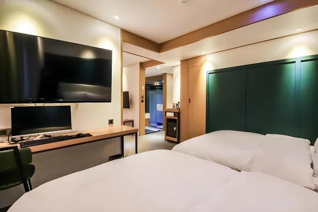 جناح، Brooks Hotel 2/2