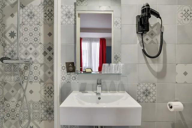 غرفة ديلوكس ثلاثية بسرير مزدوج وسرير فردي بإطلالة على المدينة، Hotel Riviera Elysees 6/10