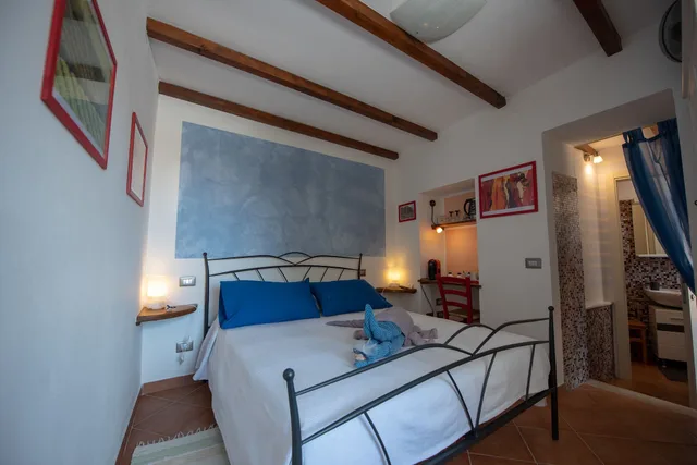 غرفة بسرير كوين بإطلالة على الحديقة، Pietra di Mare Guest House 2/5