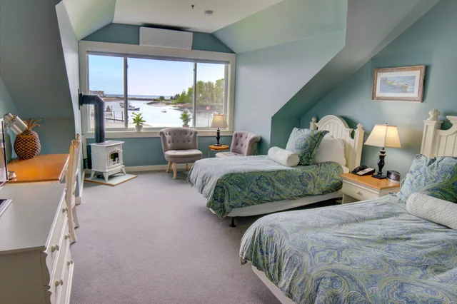 Room, 1 Queen and 1 Single Bed, Port Side، Nonantum Resort 3/5