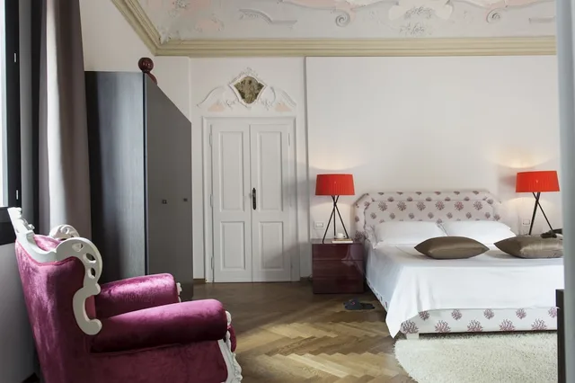 جناح جونيور بسرير كوين بإطلالة على القناة بشرفة، Hotel Corte di Gabriela 3/5