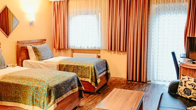 غرفة كومفورت بسريرين منفصلين بشرفة، Atlas Grand Hotel 1/6