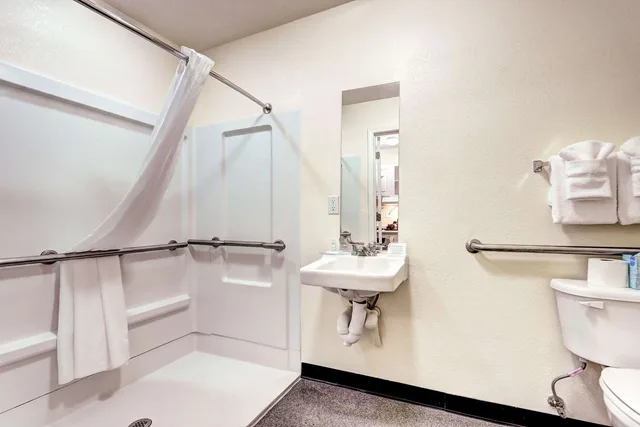 غرفة بسرير كينج لذوي الإعاقة، Suburban Studios Westminster Denver North 4/6