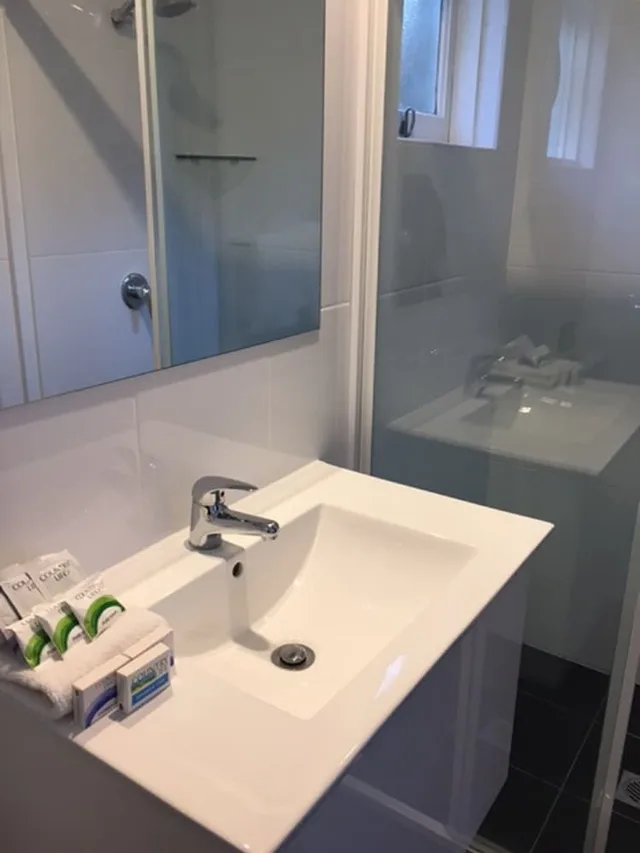 غرفة بسرير مزدوج وسرير فردي، CRONULLA MOTOR INN 3/3