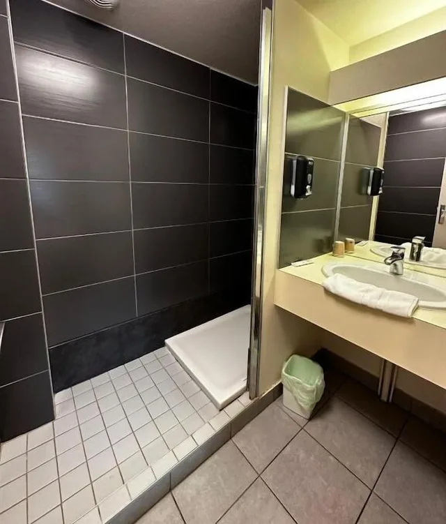 غرفة كومفورت ثلاثية بسرير مزدوج وسرير فردي، LOGIS HOTEL AU TERMINUS 3/3