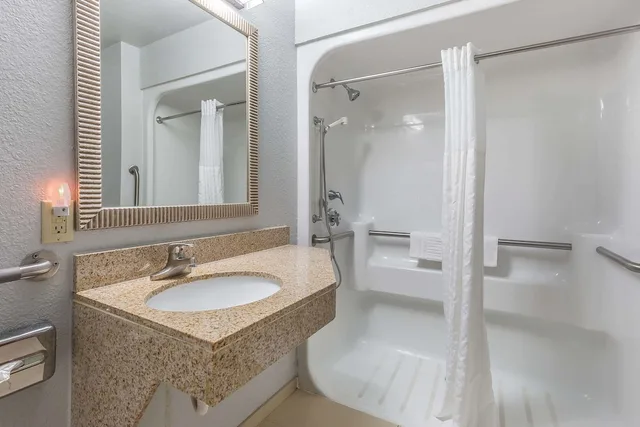 Room, King Bed, Accessible, Comfort Inn Alton near I-255 3/4