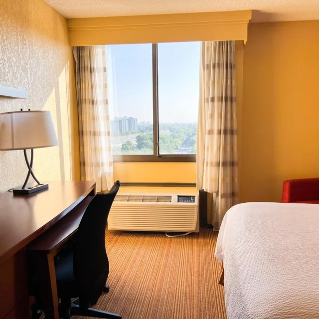 غرفة بسرير كينج في طابق مرتفع، Courtyard By Marriott Alexandria Pentagon South 2/2