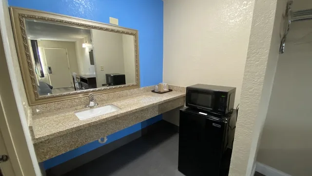 غرفة بسريرين مزدوجين للمدخنين، EXPRESS INN NEWPORT NEWS 9/9
