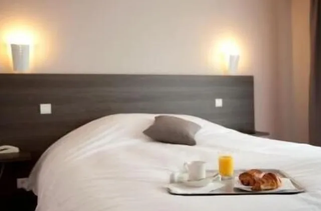 غرفة قياسية بسرير كوين بشرفة، Logis Hotel Le Robinson 3/5