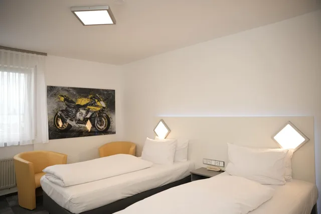 Room, Twin Beds, Weber Hotel Mannheim 1/7