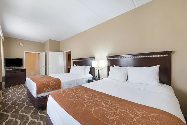 جناح بسريرين كوين مع أريكة بحوض جاكوزي لذوي الإعاقة، Comfort Suites Beachside 1/5