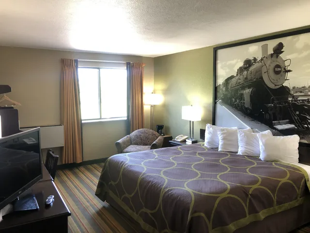 غرفة بسرير كوين لذوي الإعاقة، Super 8 By Wyndham Topeka/Wanamaker Rd/I-70 1/9