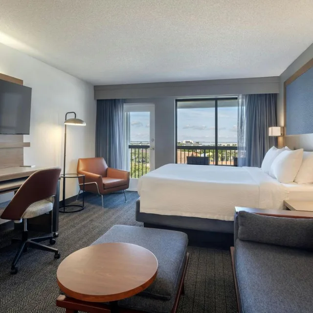 استوديو بسرير كينج مع أريكة، Courtyard by Marriott Cocoa Beach/Cape Canaveral 2/3