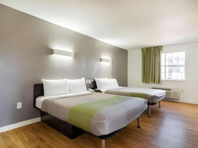 2 Queen Beds Mobil Access Tub Nsmk Kitchen، Studio6 Plano, TX - Dallas - Plano Medical Center 2/6