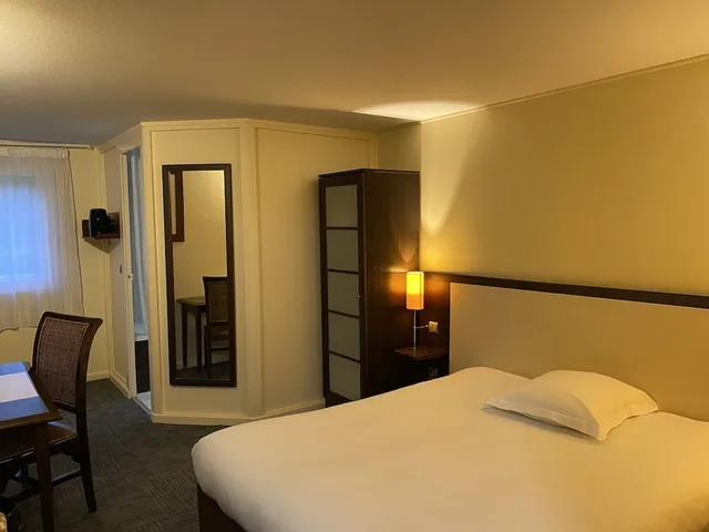 غرفة عائلية بسرير مزدوج وسريرين منفصلين، Hotel Kyriad Le Havre Nord Montivilliers 1/4