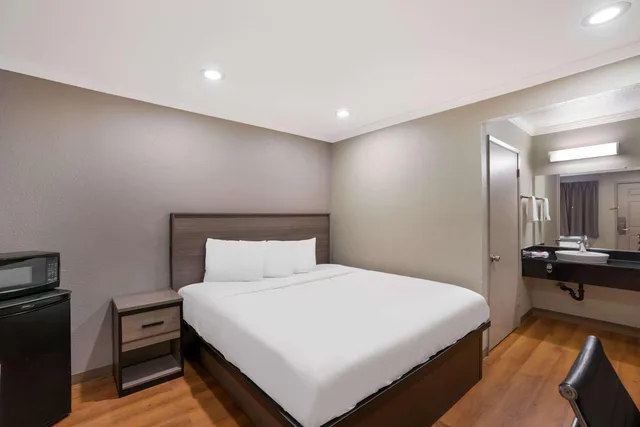 غرفة بسرير كينج، Econo Lodge Vallejo, CA 1/4
