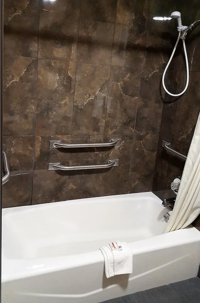 غرفة بسرير كوين لذوي الإعاقة، Super 8 by Wyndham O'Fallon MO/St. Louis Area 5/6