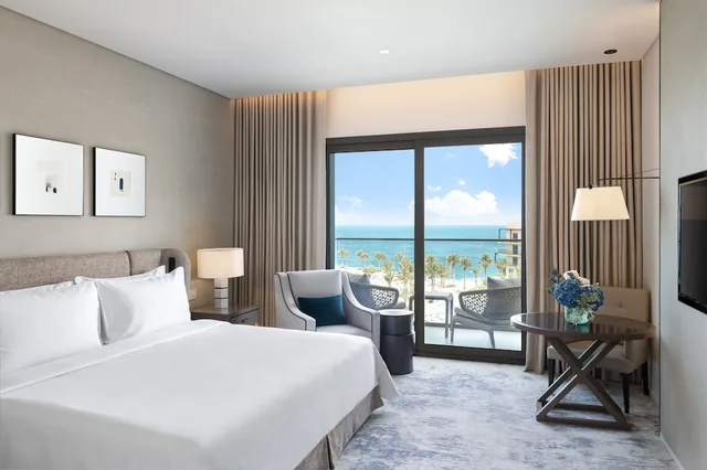 غرفة ديلوكس بسرير كينج بإطلالة على البحر، Address Beach Resort Fujairah 1/3
