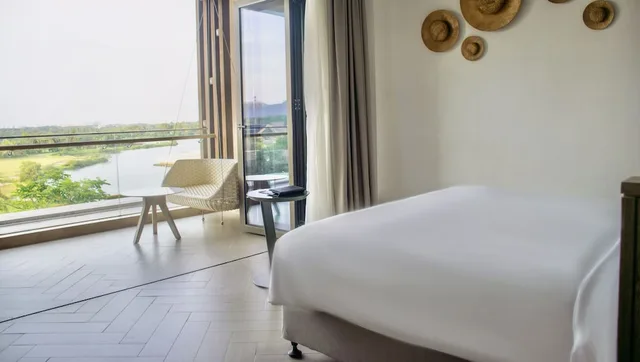 غرفة بريميوم بسرير كينج بإطلالة على البحيرة بشرفة، Holiday Inn Resort Qionghai Guantang 2/3